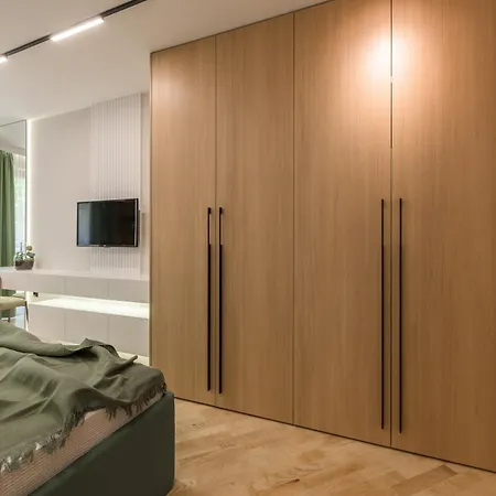 Modern In Center I Steps From By Flat Mаnаger Appartement