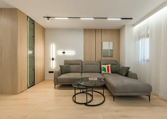 Modern In Center I Steps From By Flat Mаnаger ヴァルナ